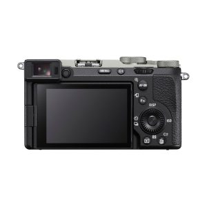 Sony A7CR -järjestelmäkameran takanäkymä, hopea (200€ käteispalautus) sisältää suuren LCD-näytön, useita ohjauspainikkeita, valintakiekkoja ja etsimen vasemmassa yläkulmassa.