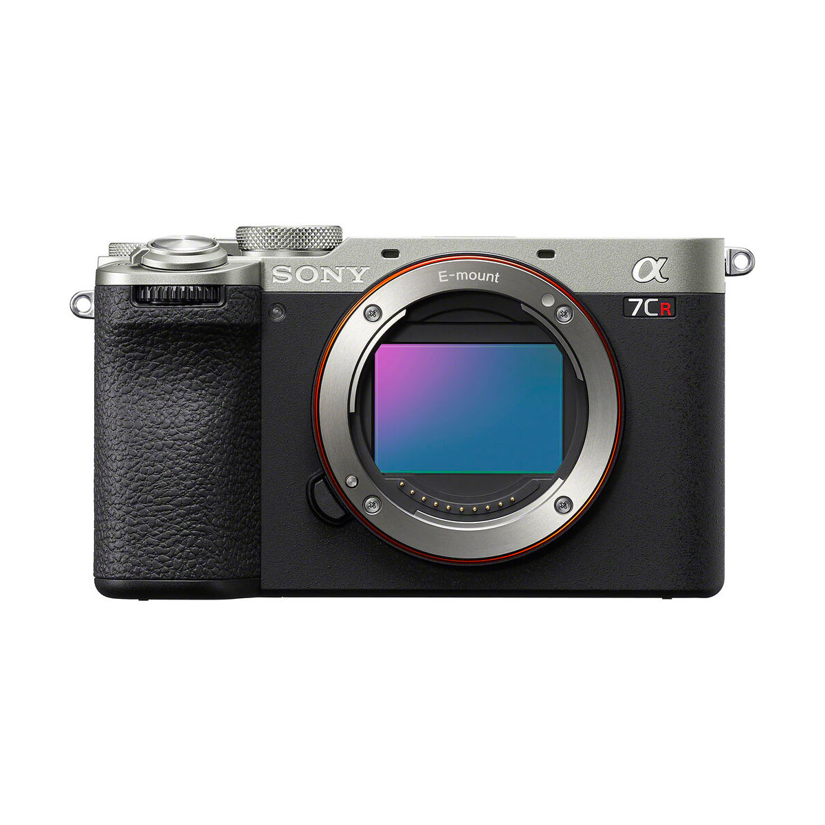 sony_a7cr_silver_03 Sony A7CR -järjestelmäkameran etunäkymä, hopea näyttää sen hopeisen yläosan, mustan kahvan ja valotetun E-mount-kennon.