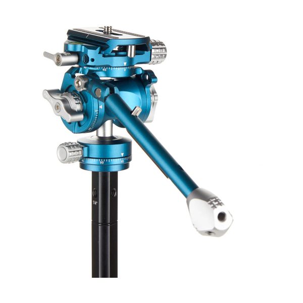 Benro Cyanbird Aluminium Tripod FS20PRO-päällä varustetussa Benro Cyanbird Aluminium Tripodissa on metallisininen ja hopeinen viimeistely, useita säätönuppeja ja pitkä kahva, kuvassa mustat jalustan jalat valkoista taustaa vasten.