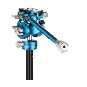 Benro Cyanbird Aluminium Tripod with FS20PRO head, jossa on sininen ja hopeinen nestemäinen videopää pitkällä kahvalla ja useilla säätönupilla, on asennettu mustille jaloille valkoista taustaa vasten.