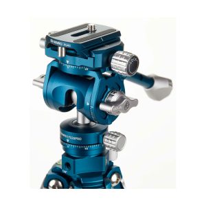 Lähikuvassa Benro Cyanbird Aluminium Tripod with FS20PRO head in blue, jossa on useita säätönuppeja ja pikavapautuslevy kameran tarkkaa asemointia ja parempaa vakautta varten.