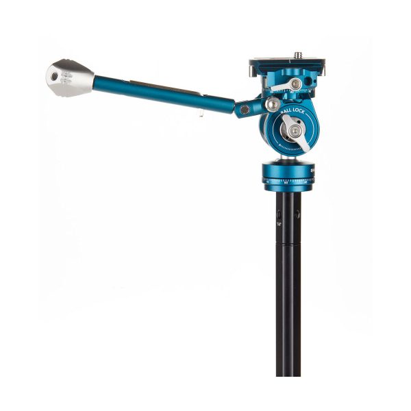 Benro Cyanbird Aluminium Tripod, jossa on sininen ja hopeinen nestepää FS20PRO, jossa on pitkä kahva, on asennettu mustille jalustajaloille ja eristetty valkoiselle taustalle.