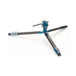 Benro Cyanbird Aluminium Tripod + FS20PRO -pää, jossa on kolme täysin ulosvedettyä jalkaa ja asennettu kuulapää, sijaitsee tasaisesti valkoisella pohjalla. Jalustassa on mustat ja siniset korostukset, ja siinä on metalliset lukot turvallisia säätöjä varten.
