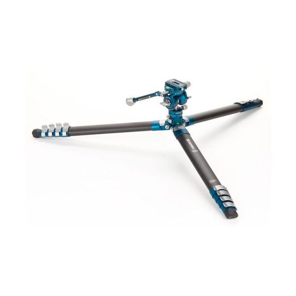 Benro Cyanbird Aluminium Tripod + FS20PRO -pää, jossa on kolme täysin ulosvedettyä jalkaa ja asennettu kuulapää, sijaitsee tasaisesti valkoisella pohjalla. Jalustassa on mustat ja siniset korostukset, ja siinä on metalliset lukot turvallisia säätöjä varten.