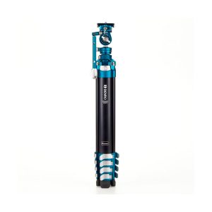 Benro Cyanbird Aluminium Tripod + FS20PRO -pää seisoo kokoontaitettuna pystyssä valkoisella pohjalla ja esittelee sinisen ja mustan muotoilunsa, jossa on metallisia korostuksia ja pallopää, jossa on säätönupit.
