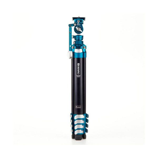 Benro Cyanbird Aluminium Tripod + FS20PRO -pää seisoo kokoontaitettuna pystyssä valkoisella pohjalla ja esittelee sinisen ja mustan muotoilunsa, jossa on metallisia korostuksia ja pallopää, jossa on säätönupit.