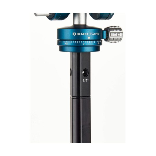 Lähikuva Benro Cyanbird Aluminium Tripodista FS20PRO-päällä, jossa on mittamerkinnät, säätönupit, sininen pyöreä asteikko ja musta metallijalka, jossa on näkyvä 1/4" ruuvinreikä.