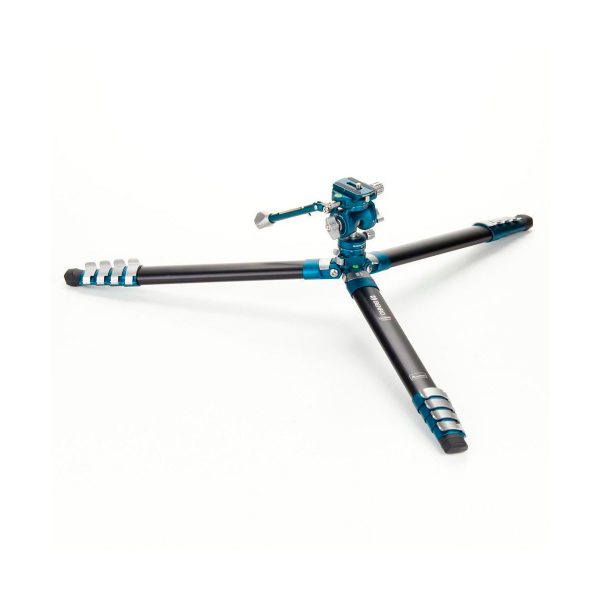 Benro Cyanbird Aluminium Tripod + FS20PRO -pää, mustana ja sinisenä, seisoo täysin ulosvedettynä valkoisella pinnalla, jossa on kolme leveää jalkaa, säädettävät jalkalukot ja kuulapääkiinnitys.