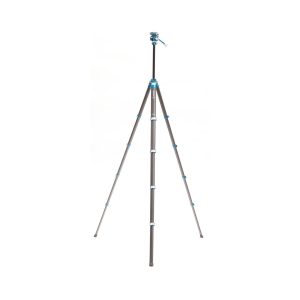 Benro Cyanbird Carbon -jalusta FS20PRO-päällä on kevyt kolmijalkainen kamerajalusta, jossa on siniset ja hopeiset nivelet ja säädettävä pää. Kuvassa täysin ulosvedettynä valkoista taustaa vasten.