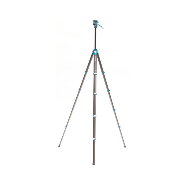 Benro Cyanbird Carbon -jalusta FS20PRO-päällä on kevyt kolmijalkainen kamerajalusta, jossa on siniset ja hopeiset nivelet ja säädettävä pää. Kuvassa täysin ulosvedettynä valkoista taustaa vasten.