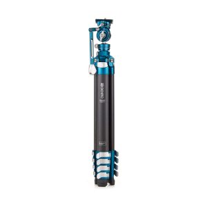 Benro Cyanbird Carbon Tripod + FS20PRO -pää seisoo pystyasennossa kokoontaitetuilla jaloilla ja esittelee tyylikkään sinisen ja mustan hiilikuitumuotoilunsa ja kompaktin muotonsa.