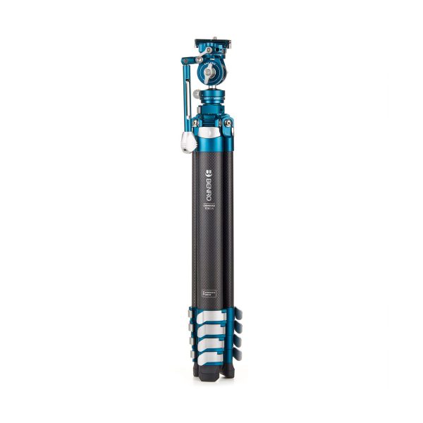 Benro Cyanbird Carbon Tripod + FS20PRO -pää seisoo pystyasennossa kokoontaitetuilla jaloilla ja esittelee tyylikkään sinisen ja mustan hiilikuitumuotoilunsa ja kompaktin muotonsa.