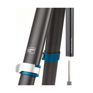 Lähikuva Benro Cyanbird Carbon Tripod + FS20PRO-päästä, jossa korostuvat hiilikuituiset jalat sinisillä ja hopeisilla kiinnikkeillä, sisäänrakennettu 3 mm:n kuusiokoloavain ja pieni metalliruuvi oikealla.