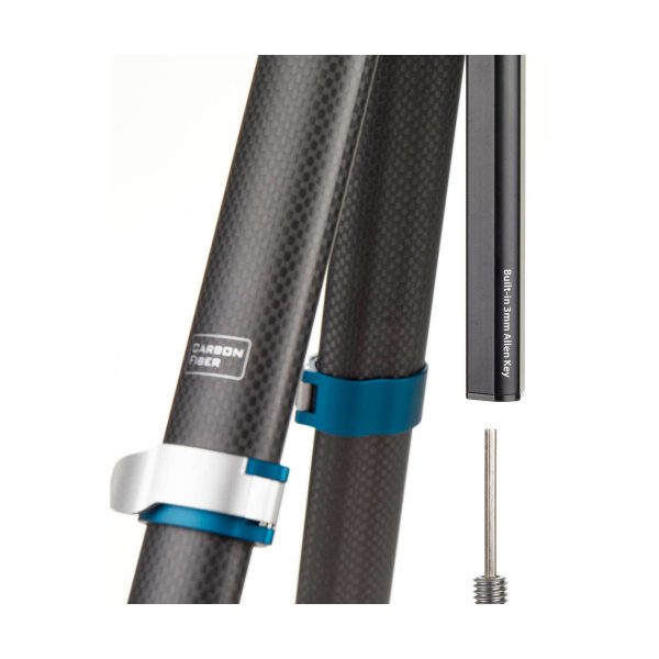 Lähikuva Benro Cyanbird Carbon Tripod + FS20PRO-päästä, jossa korostuvat hiilikuituiset jalat sinisillä ja hopeisilla kiinnikkeillä, sisäänrakennettu 3 mm:n kuusiokoloavain ja pieni metalliruuvi oikealla.