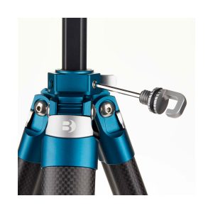 Lähikuvassa Benro Cyanbird Carbon Tripod + FS20PRO -päästä näkyy sen sininen ja musta jalkanivel, lukitusmekanismi ja säätövipu valkoista taustaa vasten.