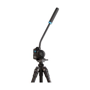 Benro S2PRO Video Head -videopää -videopää on kuvassa valkoista taustaa vasten, ja siinä on säädettävät jalat, pitkä pehmustettu panoraamakahva ja tyylikäs musta nestepää.
