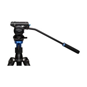 Benro S4PRO videopää -videopää on musta kameran kolmijalka, jossa on säädettävä panoraamakahva, sininen korostus pään lähellä ja nestemäinen pää kameran sulavaa liikettä varten, kuvassa valkoista taustaa vasten.