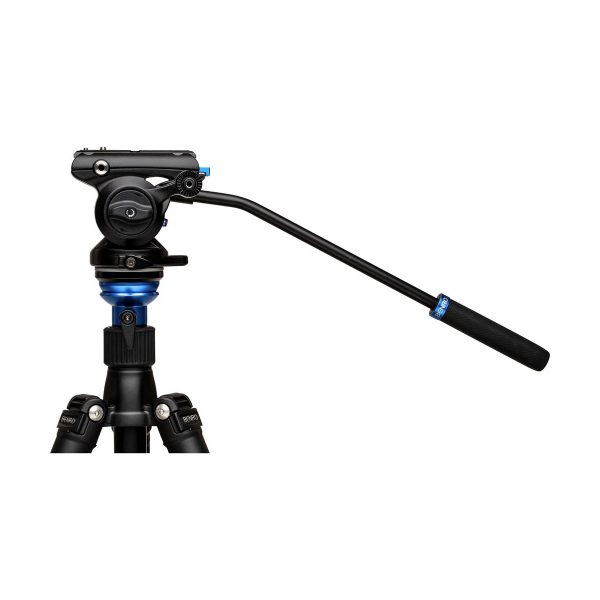 Benro S4PRO videopää -videopää on musta kameran kolmijalka, jossa on säädettävä panoraamakahva, sininen korostus pään lähellä ja nestemäinen pää kameran sulavaa liikettä varten, kuvassa valkoista taustaa vasten.