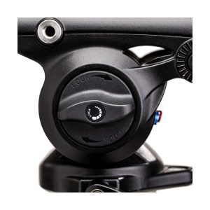 Lähikuva Benro S4PRO videopään -videopään mustasta säätönupista, jossa on LOCK-merkinnät ja sen lukitusmekanismin suuntanuolet, sekä ympäröivistä metallisista ja muovisista jalustapään osista.
