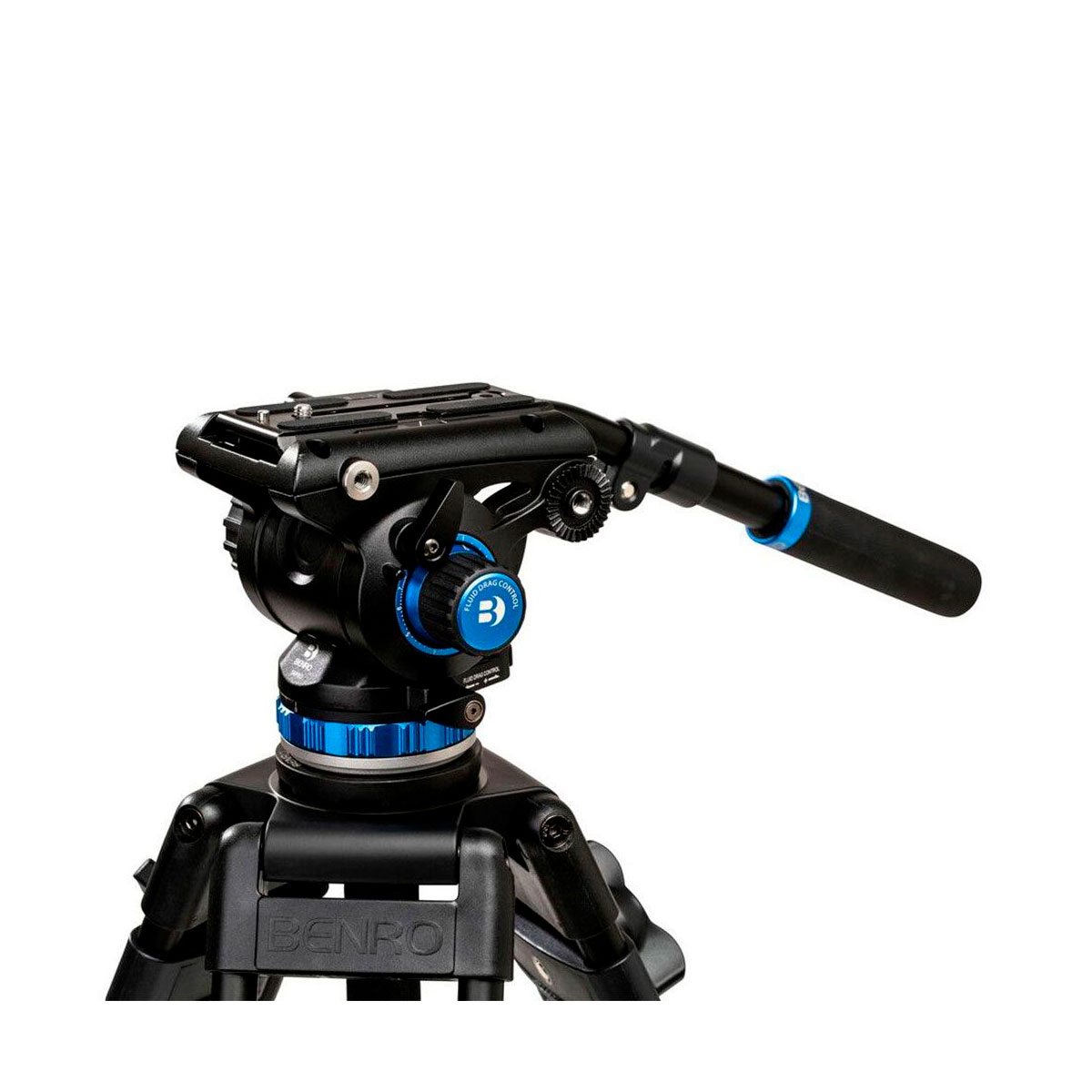 Benro S6PRO videopää -videopää on musta ja sininen jalustapää, jossa on pitkä kahva ja säätönupit, kiinnitettynä jalustaan ja eristettynä valkoiselle taustalle.