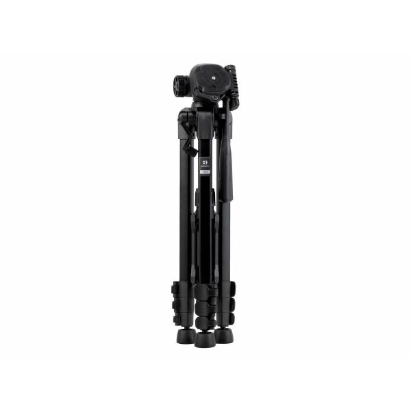 Benro_T890_003 Benro T890 Digital Tripod -kolmijalka, musta, jossa on kolme kokoontaitettua jalkaa ja taitettu kahva, seisoo pystyssä valkoista taustaa vasten.