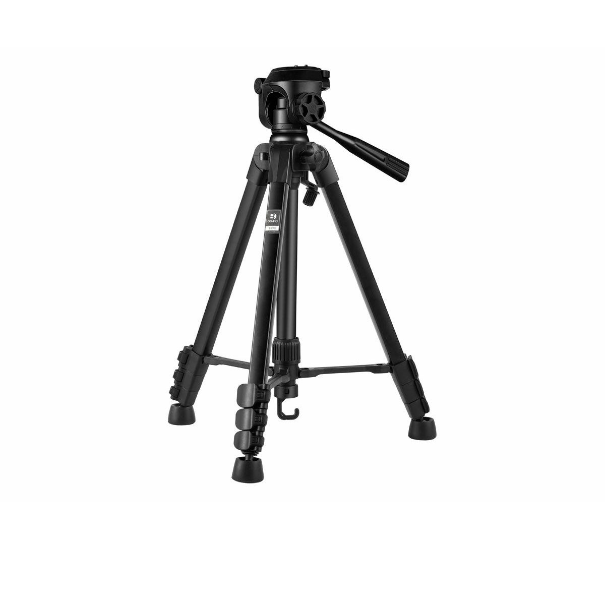 Benro T890 Digital Tripod -kolmijalka on musta kolmijalka, jossa on säädettävät jalat, panorointikahva ja yläkiinnityslevy, kuvassa valkoisella pohjalla.