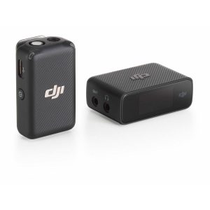 DJI Mic Single Set -langaton mikrofonijärjestelmä sisältää kaksi pientä, mustaa komponenttia: lähettimen, jossa on virtapainike ja USB-portti, sekä vastaanottimen, jossa on lähtöliitäntä ja näyttö, ja molemmissa on DJI-logo.