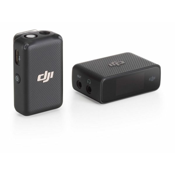 DJI Mic Single Set -langaton mikrofonijärjestelmä sisältää kaksi pientä, mustaa komponenttia: lähettimen, jossa on virtapainike ja USB-portti, sekä vastaanottimen, jossa on lähtöliitäntä ja näyttö, ja molemmissa on DJI-logo.