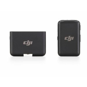 DJI Mic Single Set -langaton mikrofonijärjestelmä on esitetty mustana, ja lähettimissä on hopeiset DJI-logot, jotka näkyvät etu- ja sivukulmista valkoista taustaa vasten.