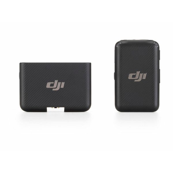 DJI Mic Single Set -langaton mikrofonijärjestelmä on esitetty mustana, ja lähettimissä on hopeiset DJI-logot, jotka näkyvät etu- ja sivukulmista valkoista taustaa vasten.