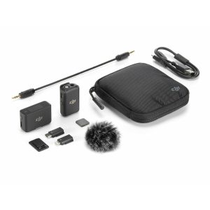 DJI Mic Single Set -langaton mikrofonijärjestelmä on kompakti musta äänisarja, jossa on vetoketjullinen kotelo, langaton lähetin ja vastaanotin, sovittimet, USB-kaapeli, 3,5 mm:n äänikaapeli, karvainen tuulisuoja ja pieniä tarvikkeita siististi järjestettynä.