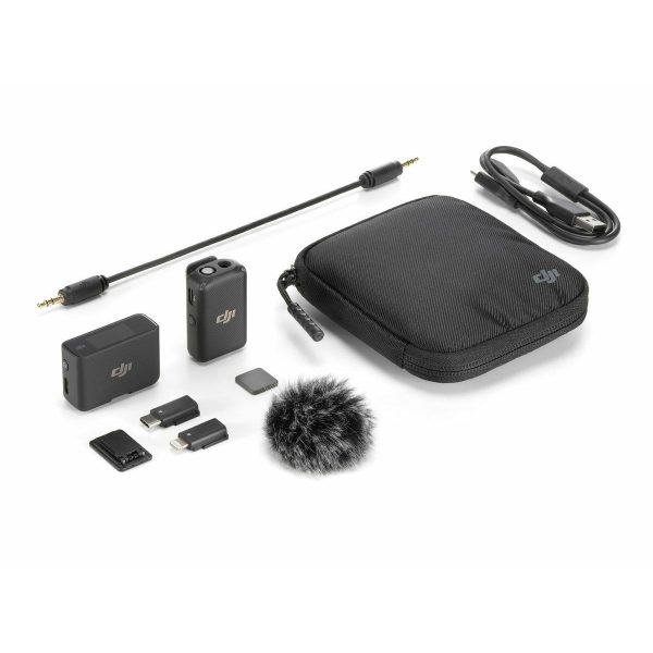 DJI Mic Single Set -langaton mikrofonijärjestelmä on kompakti musta äänisarja, jossa on vetoketjullinen kotelo, langaton lähetin ja vastaanotin, sovittimet, USB-kaapeli, 3,5 mm:n äänikaapeli, karvainen tuulisuoja ja pieniä tarvikkeita siististi järjestettynä.