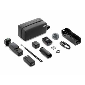 DJI Osmo Pocket 3 Creator Combo videokamerapakkaus, joka sisältää kantolaukun, kameran, mikrofonin tuulisuojalla, kiinnitystarvikkeet, USB-kaapelin, kaksi sovitinta, rannehihnan, muistikortin ja pienet komponentit valkoisella pinnalla.