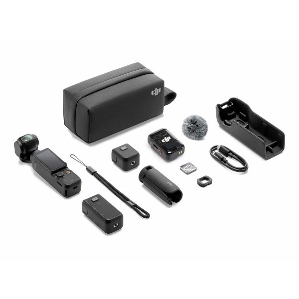 DJI Osmo Pocket 3 Creator Combo videokamerapakkaus, joka sisältää kantolaukun, kameran, mikrofonin tuulisuojalla, kiinnitystarvikkeet, USB-kaapelin, kaksi sovitinta, rannehihnan, muistikortin ja pienet komponentit valkoisella pinnalla.
