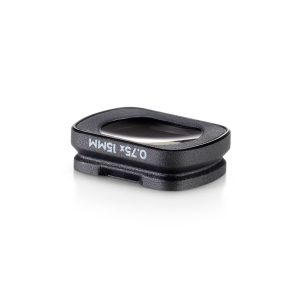 DJI Osmo Pocket 3 Wide-Angle Lens -laajakulmalinssi on kompakti, suorakulmainen musta linssi, jossa on merkintä 0.75x 18MM, korotettu kehys ja kirkas lasikeskus, kuvassa valkoista taustaa vasten.