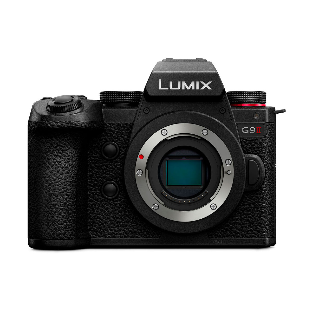 Panasonic Lumix G9 II -järjestelmäkameran etukuva, musta runko ilman objektiivia, jossa näkyy sensori ja kuvioitu kahva.