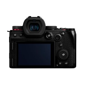 Panasonic Lumix G9 II -järjestelmäkamerassa on takaa katsottuna suuri LCD-näyttö, ohjauspainikkeet, kuvioitu kahva ja keskeinen elektroninen etsin.