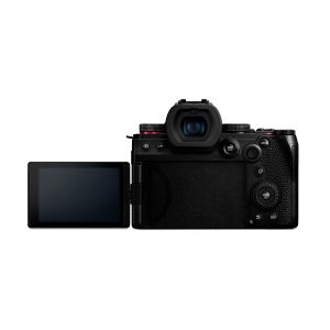 Panasonic Lumix G9 II -järjestelmäkamera on esitetty takaa LCD-näyttö vasemmalle käännettynä, jolloin eri painikkeet, valintakiekot ja kuvioitu kahva korostuvat valkoista taustaa vasten.