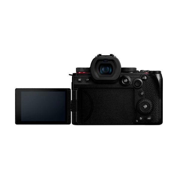 Panasonic Lumix G9 II -järjestelmäkamera on esitetty takaa LCD-näyttö vasemmalle käännettynä, jolloin eri painikkeet, valintakiekot ja kuvioitu kahva korostuvat valkoista taustaa vasten.