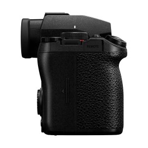 Sivukuva Panasonic Lumix G9 II -järjestelmäkameran mustasta rungosta, jossa on kuvioitu kahva, elektroninen etsin ja useita valintakiekkoja ja painikkeita, kuvattuna valkoista taustaa vasten.