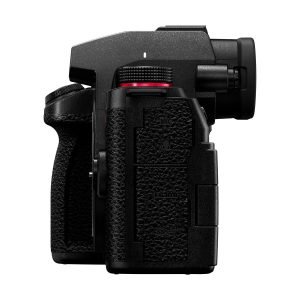 Panasonic Lumix G9 II -järjestelmäkameran sivukuva läheltä näyttää sen kuvioidun kahvan, etsimen ja MIC- ja HDMI-tuloportit sivupaneelissa.