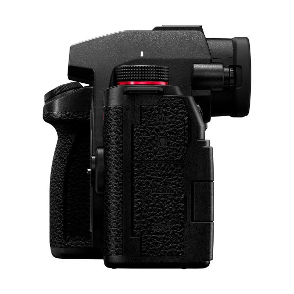 Panasonic Lumix G9 II -järjestelmäkameran sivukuva läheltä näyttää sen kuvioidun kahvan, etsimen ja MIC- ja HDMI-tuloportit sivupaneelissa.
