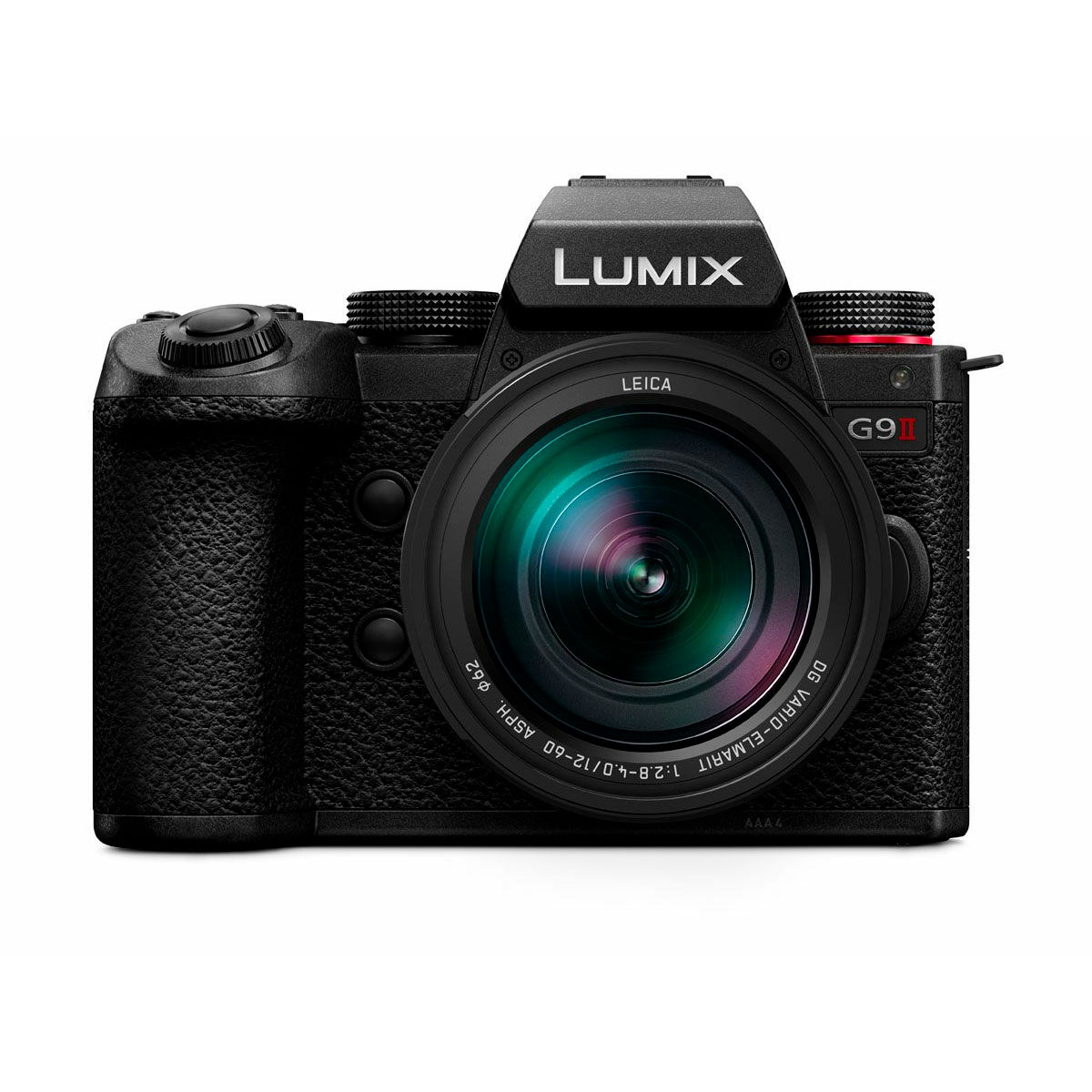 Etukuva Panasonic Lumix G9 II + 12-60mm LEICA F2.8-4.0 Kit -kameran etukuvasta, jossa on musta kamerarunko, jossa on kuvioitu kahva, näkyvät säätöpyörät ja suuri valoa heijastava Leica-objektiivi.