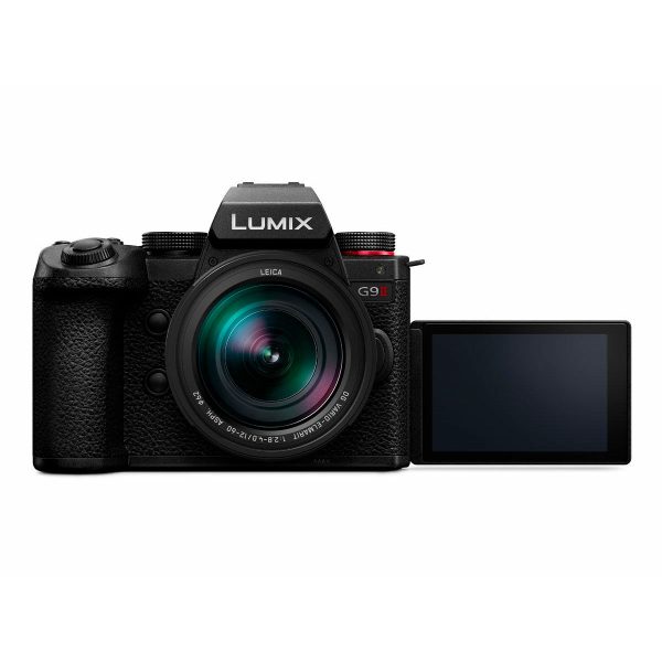 The LCD screen of the Panasonic Lumix G9 II + 12-60mm LEICA F2.8-4.0 Kit is turned to the right and shows a blank screen.