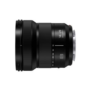 Panasonic Lumix S Lens 14-28mm F/4-5.6 -objektiivi näkyy sivuprofiilissa valkoisella taustalla, ja siinä on musta viimeistely, polttovälin merkinnät (14-28mm), kuvioitu tarkennusrengas ja metallinen kiinnitys.
