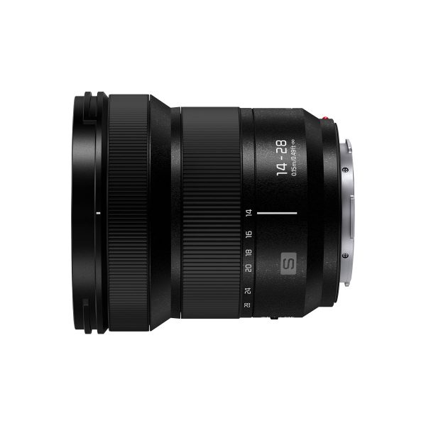 Panasonic Lumix S Lens 14-28mm F/4-5.6 -objektiivi näkyy sivuprofiilissa valkoisella taustalla, ja siinä on musta viimeistely, polttovälin merkinnät (14-28mm), kuvioitu tarkennusrengas ja metallinen kiinnitys.