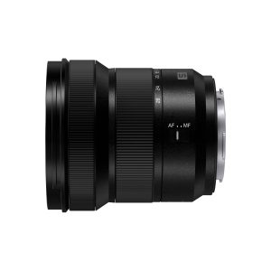 Panasonic Lumix S Lens 14-28mm F/4-5.6 -objektiivi on musta, moderni sylinterimäinen kameran objektiivi, jossa on kuvioitu tarkennusrengas, AF/MF-tilan kytkin, objektiivin kiinnitys ja sivulta näkyvät hienovaraiset merkinnät.