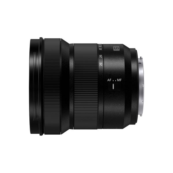 Panasonic Lumix S Lens 14-28mm F/4-5.6 -objektiivi on musta, moderni sylinterimäinen kameran objektiivi, jossa on kuvioitu tarkennusrengas, AF/MF-tilan kytkin, objektiivin kiinnitys ja sivulta näkyvät hienovaraiset merkinnät.