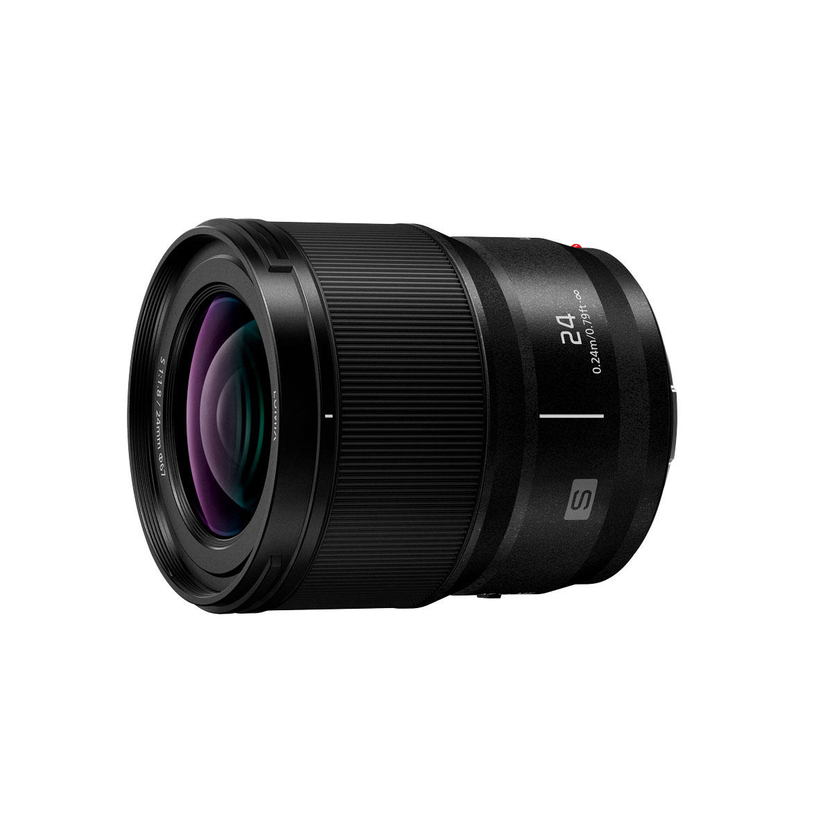 Panasonic Lumix S 24mm f/1.8 -objektiivi, jossa on musta muotoilu "24" ja "S" -merkinnöillä, kuvioitu tarkennusrengas ja näkyvät lasielementit, on esillä valkoista taustaa vasten.