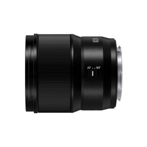 Lumix_S_24mm_004 Panasonic Lumix S 24mm f/1.8 -objektiivi näkyy profiilissa valkoista taustaa vasten, ja siinä näkyvät AF/MF-kytkin, kuvioidut ja sileät alueet sekä objektiivin kiinnitys oikealla.